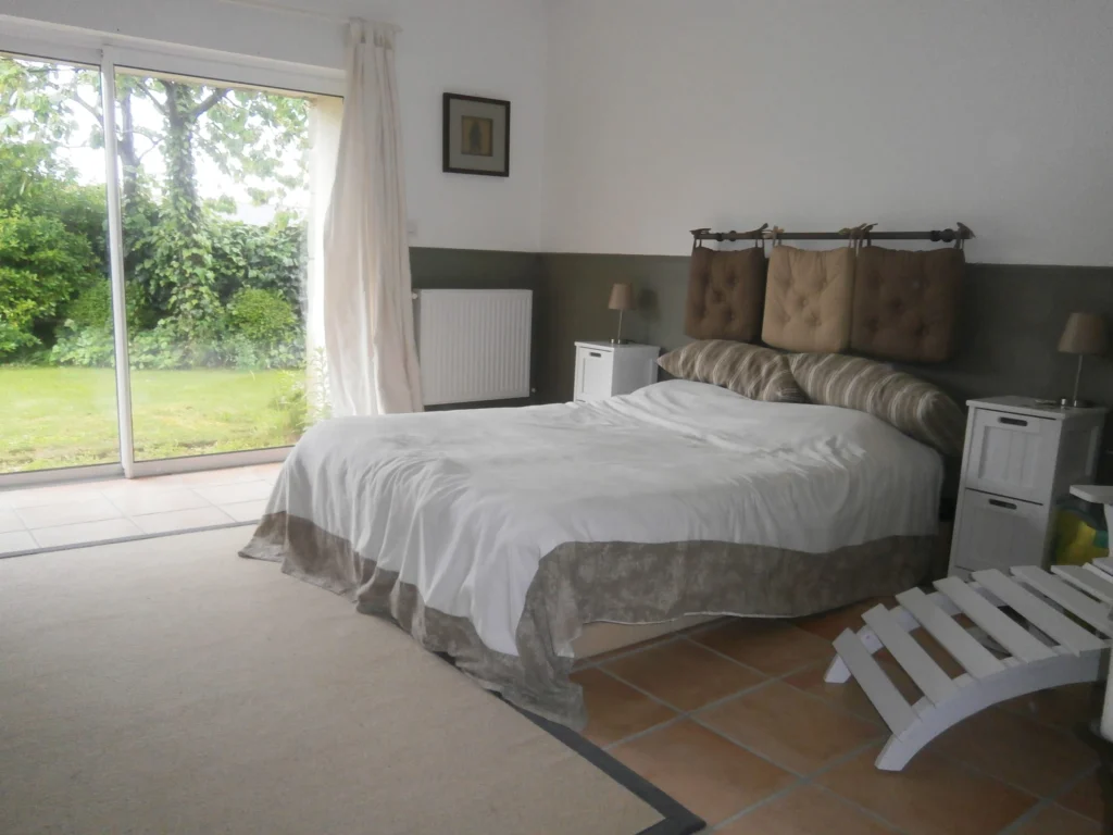 Chambre rénovée avec vue sur le jardin