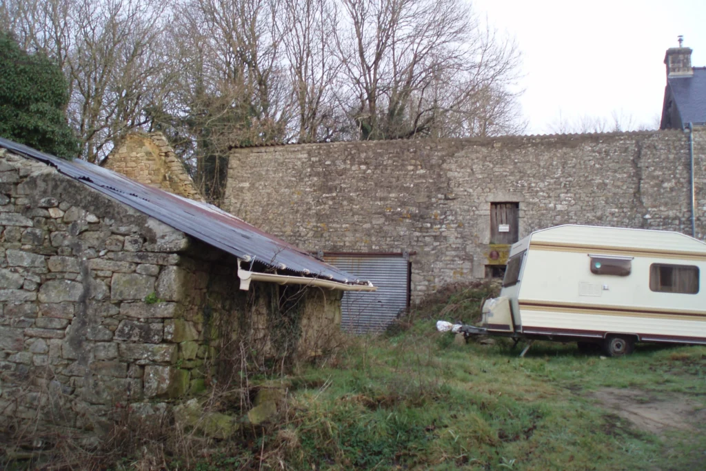 Bâtisse en pierre en ruine, avant travaux