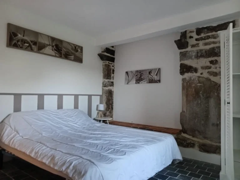 Chambre avec mur en pierre apparente