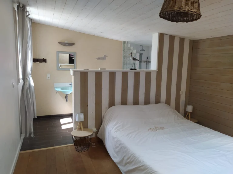 Chambre rénovée avec papier peint rayé