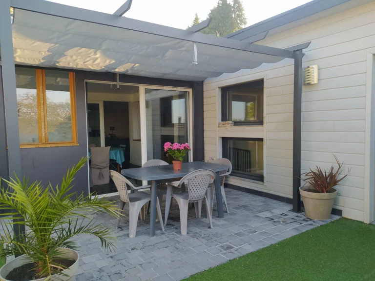Extension avec terrasse couverte et coin repas