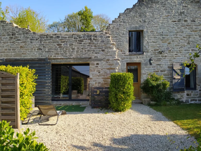 Façade en pierre rénovée avec terrasse