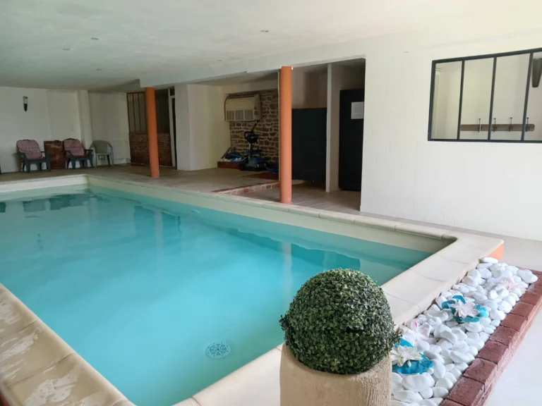 Piscine intérieure aménagée