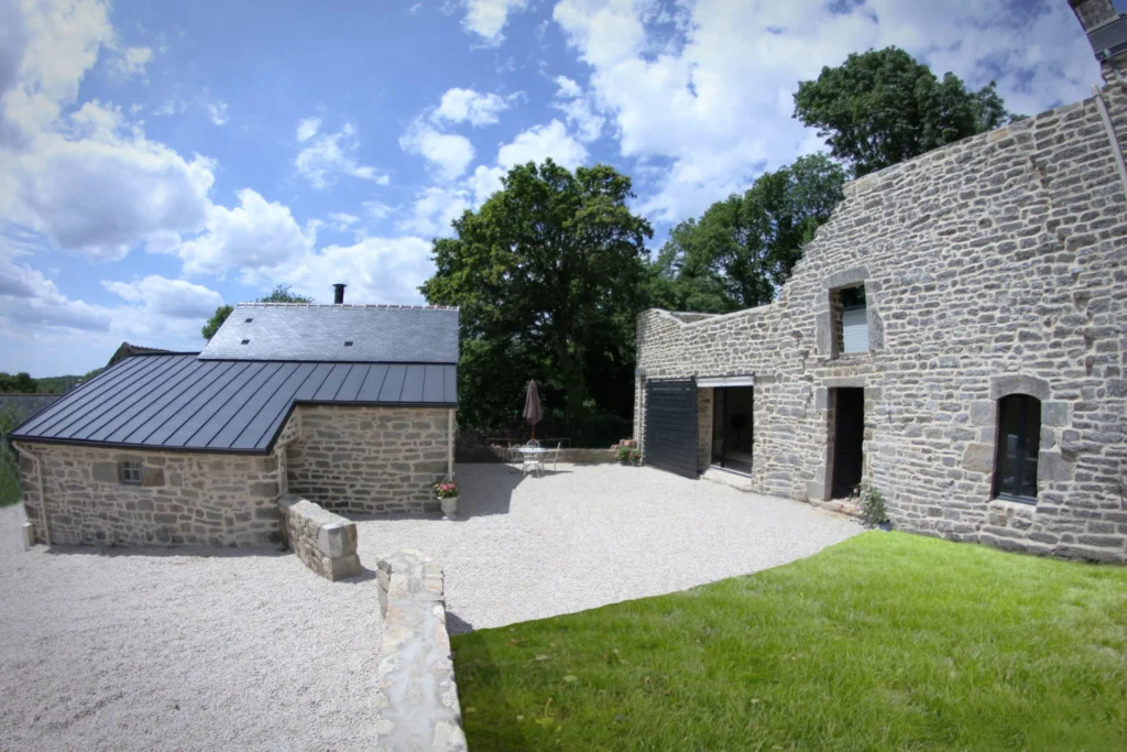 La même maison en pierre restaurée avec toiture en ardoise, après travaux