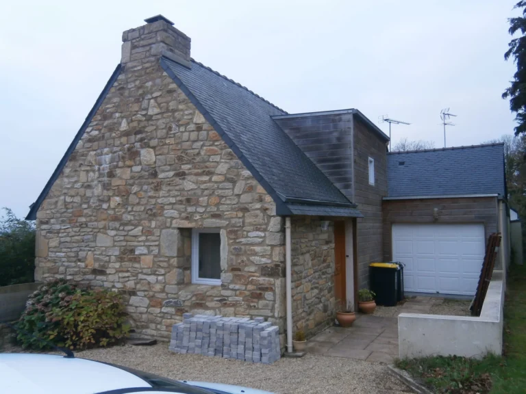 Maison en pierre rénovée avec garage, après travaux