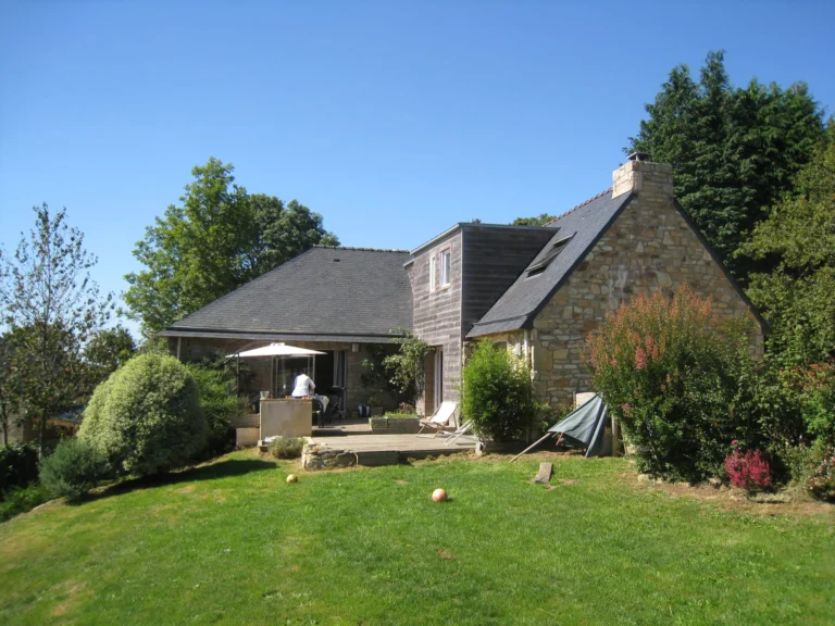 Maison rénovée et sa pelouse, après travaux