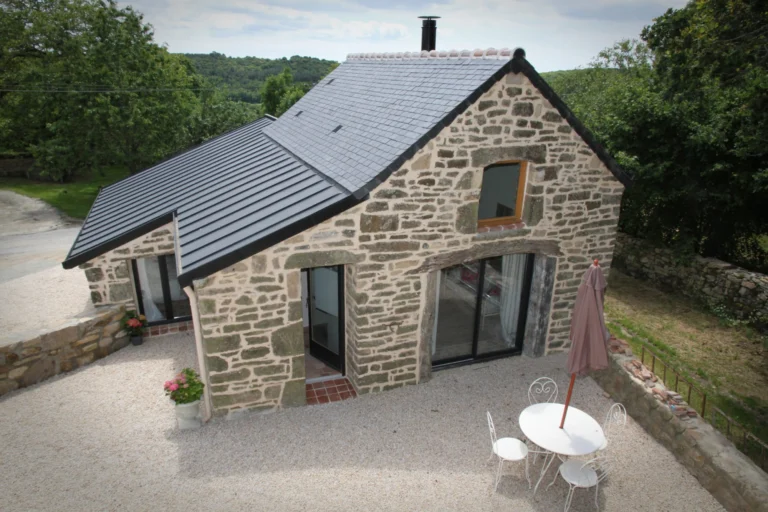 Maison en pierre rénovée avec toiture en ardoise