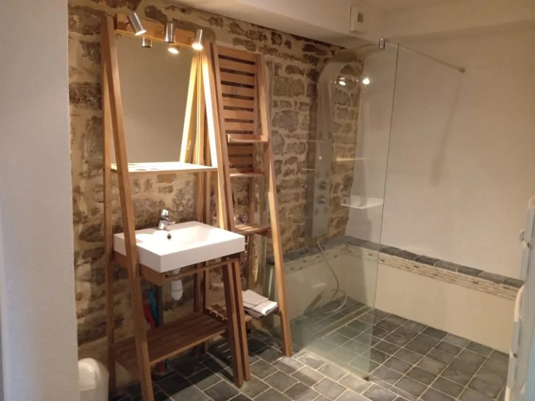 Salle d’eau avec mur en pierre apparente